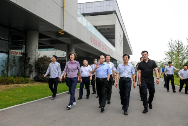 6月6日，国家体育总局局长、党组书记苟仲文带领调研组来日照市调研体育工作期间，到安泰网球公园调研。