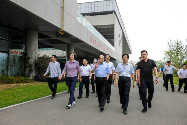 国家体育总局局长苟仲文到访建设了42片网球场的日照安泰网球公园